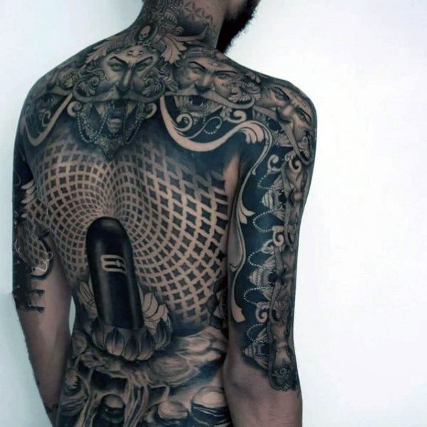 点击大图看下一张：后背纹身男   设计感十足的后背纹身图案
