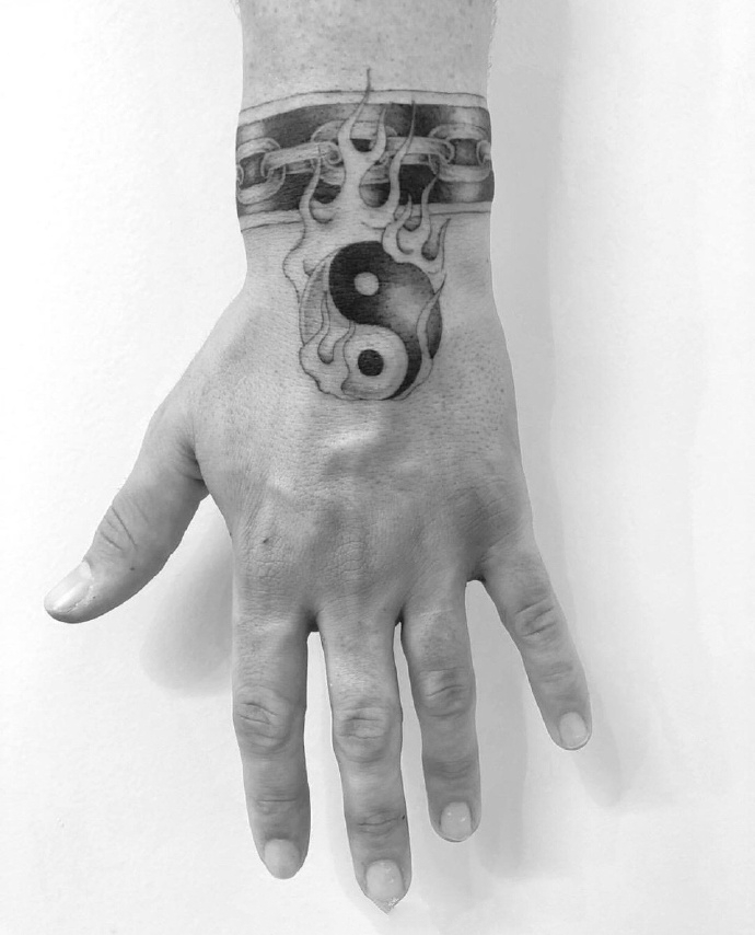 点击大图看下一张:手背oldschool图案_15张手背上的oldschool纹身图案作品