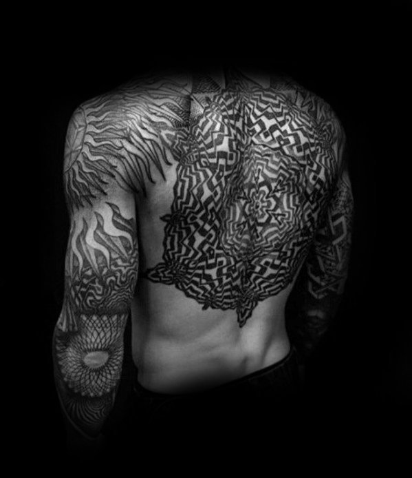 点击大图看下一张：纹身背部    设计感十足的背部纹身图案