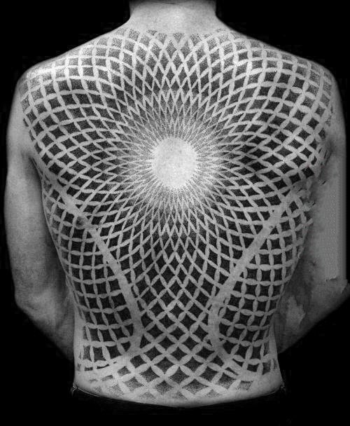 点击大图看下一张：纹身背部    设计感十足的背部纹身图案