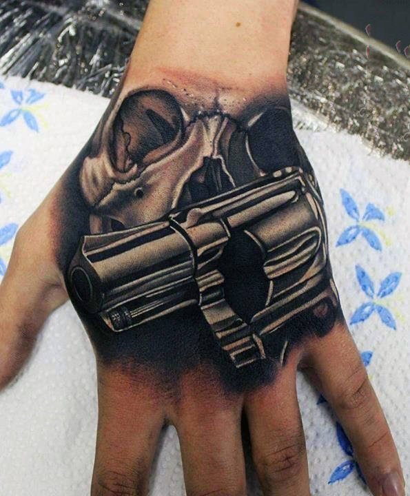 点击大图看下一张：手背纹身   创意写实的手背纹身图案