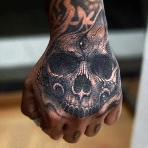 点击大图看下一张：手背纹身   创意写实的手背纹身图案