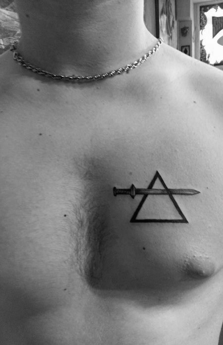 点击大图看下一张：纹身图案胸部男  简洁大方的男生胸部纹身图案