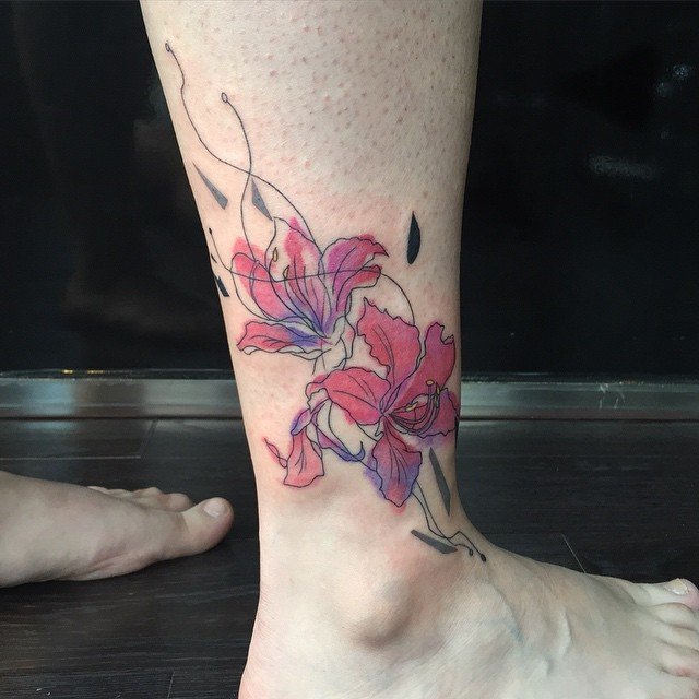 点击大图看下一张：纹身植物图案  花香醉人的花朵纹身图案
