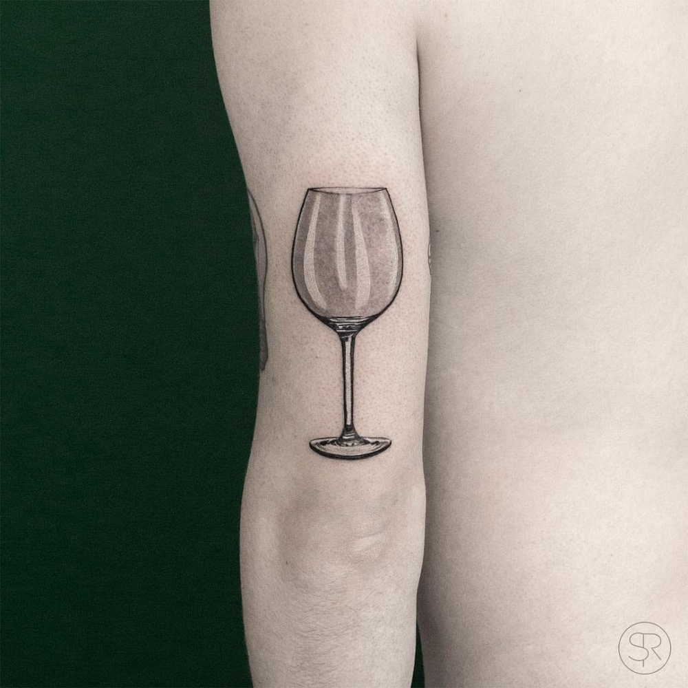点击大图看下一张：酒瓶图案纹身  醇馥幽郁的酒纹身图案