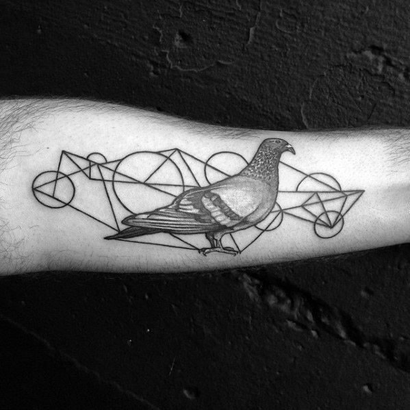点击大图看下一张：鸽子纹身   传递情谊与信件的鸽子纹身图案