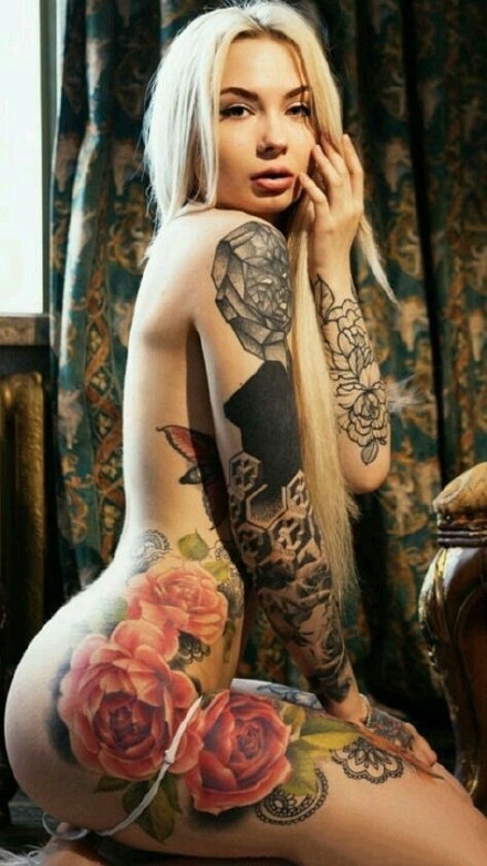 点击大图看下一张：性感纹身美女图片_一组性感又帅气的欧美纹身美女tattoo girls图片