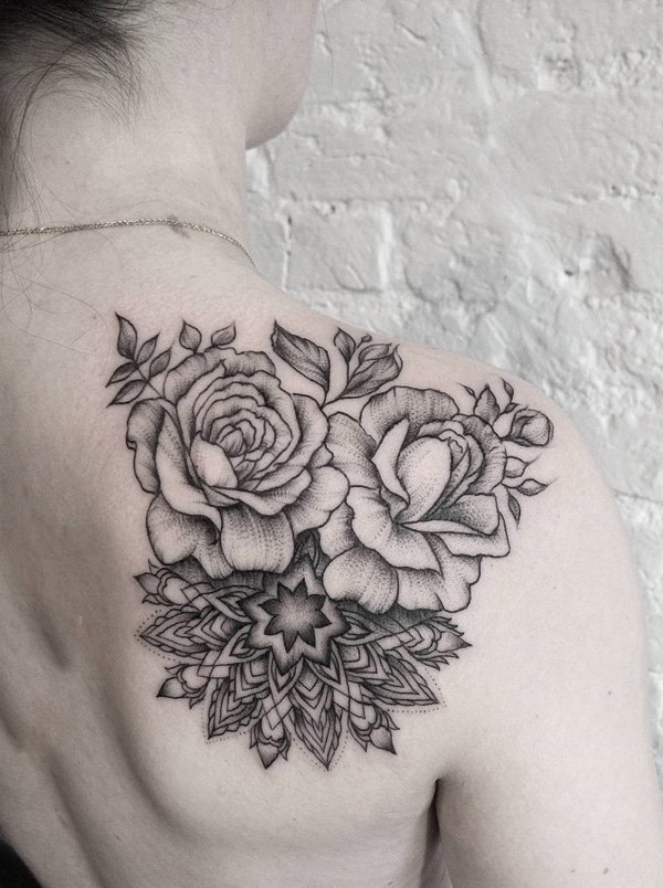 点击大图看下一张：纹身唯美图片  花枝招展的玫瑰纹身图案