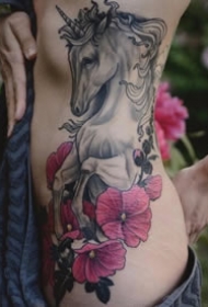 性感纹身-花朵缠绕腰间的性感美女纹身图案