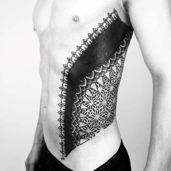 点击大图看下一张：胸部纹身图案_11 张极具强烈设计感的胸部纹身图案图集