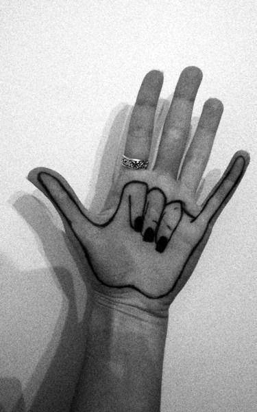 点击大图看下一张：创意手势纹身_10张黑色简约手势纹身图案图片