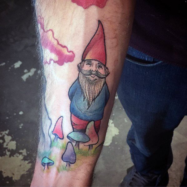 点击大图看下一张：卡通老人纹身图片_10腿部张矮小可爱的带红帽子的老人卡通纹身图案