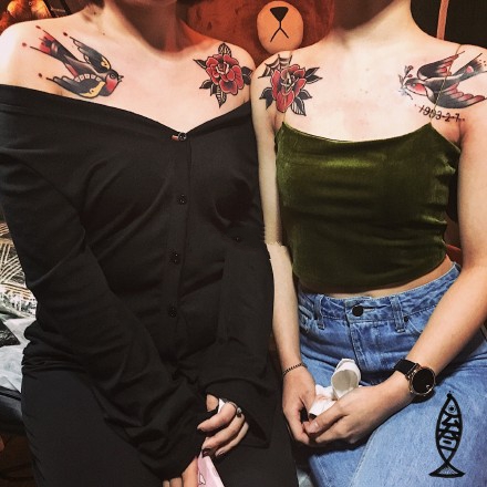 点击大图看下一张：女生肩花纹身_15张女性双肩对称的肩花纹身图案作品图片