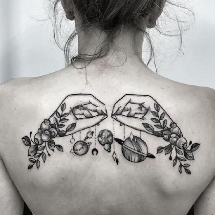 点击大图看下一张：女生肩花纹身_15张女性双肩对称的肩花纹身图案作品图片