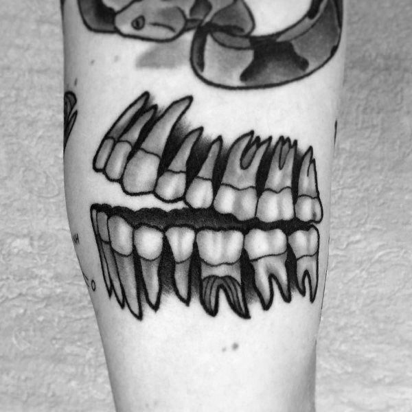 点击大图看下一张：创意骨骼纹身图_10张男性黑灰点刺创意骨骼纹身图案作品