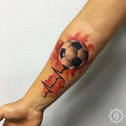 点击大图看下一张：足球纹身作品_15张优秀的关于足球纹身图案图片欣赏