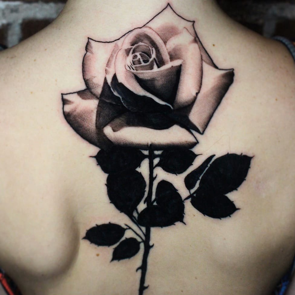 点击大图看下一张：传统纹身图案    身体各个部位黑暗系纹身传统的花朵纹身