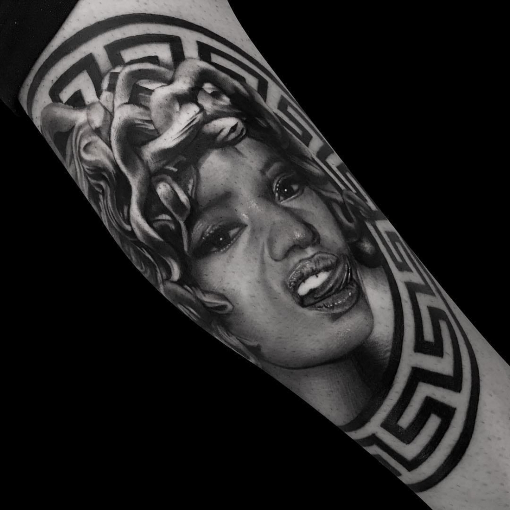 点击大图看下一张：欧美肖像纹身    手臂上大腿上黑白灰人物纹身的欧美肖像纹身图案