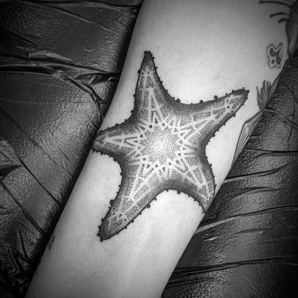 点击大图看下一张：海星纹身图案_11张黑灰漂亮的海星纹身图片作品欣赏