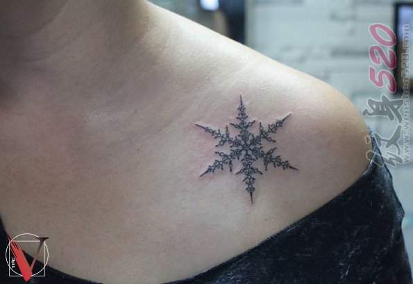 点击大图看下一张：纹身雪花 白雪纷飞的唯美雪花纹身图案