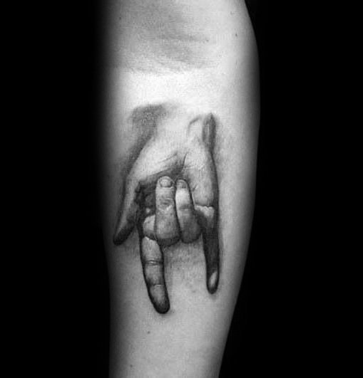 点击大图看下一张：纹身简单  形象而又有趣的手势纹身图案
