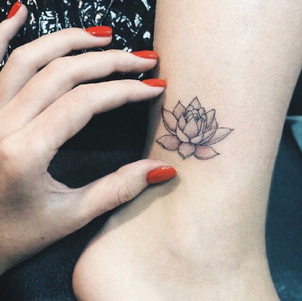 点击大图看下一张：花朵纹身-栩栩如生的花朵在身体绽放的纹身图片