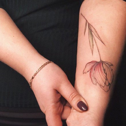 点击大图看下一张：花朵纹身-栩栩如生的花朵在身体绽放的纹身图片