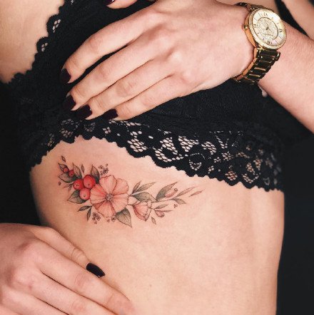 点击大图看下一张：性感的花纹身-美丽花朵衬托出的女性之美纹身图