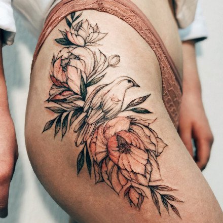 点击大图看下一张：性感的花纹身-美丽花朵衬托出的女性之美纹身图