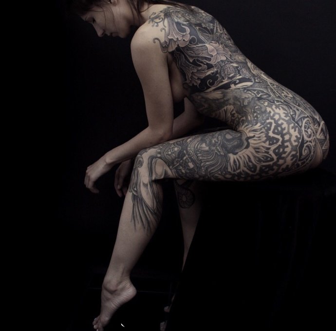 点击大图看下一张：性感纹身-漂亮美女性感全身黑白大胆的纹身图片