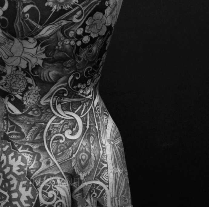 点击大图看下一张：性感纹身-漂亮美女性感全身黑白大胆的纹身图片