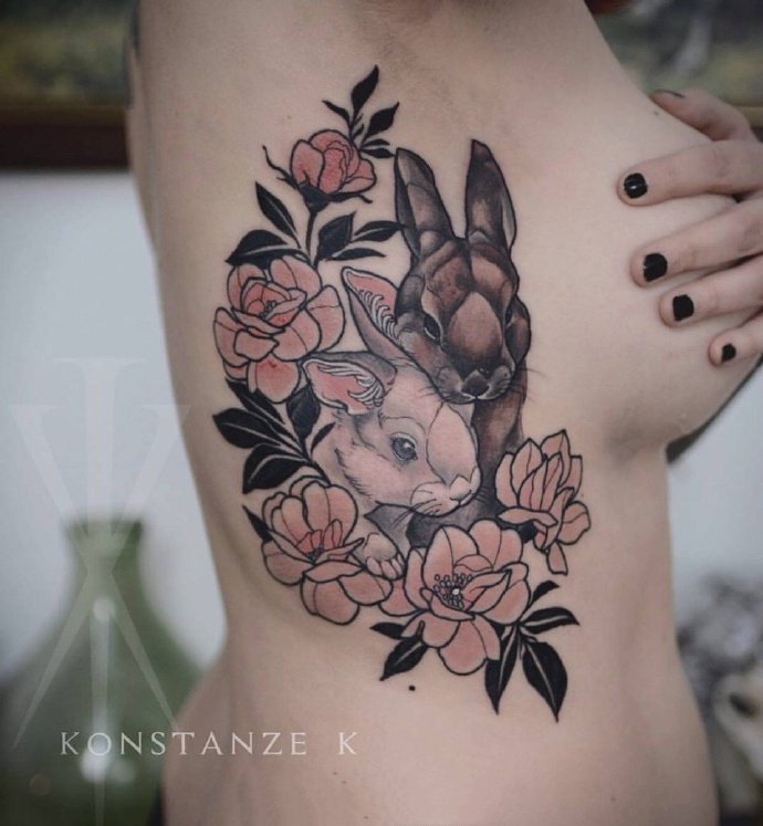 点击大图看下一张：性感纹身-花朵缠绕腰间的性感美女纹身图案