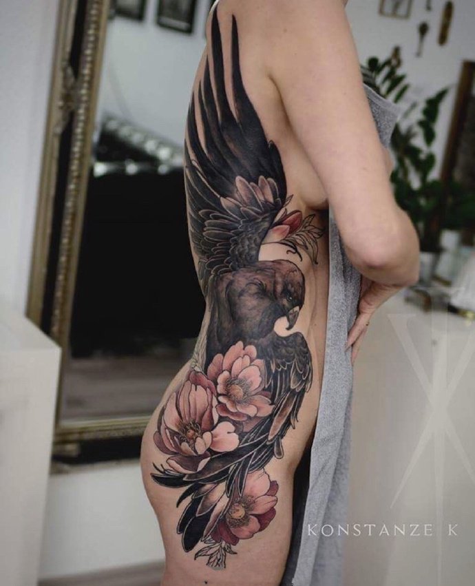 点击大图看下一张：性感纹身-花朵缠绕腰间的性感美女纹身图案