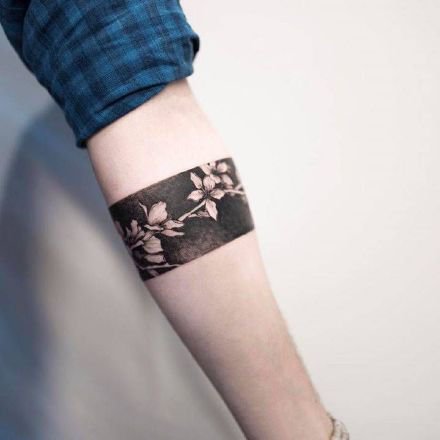 点击大图看下一张：臂环纹身-适合男生女生环绕手臂和脚上的纹身图案