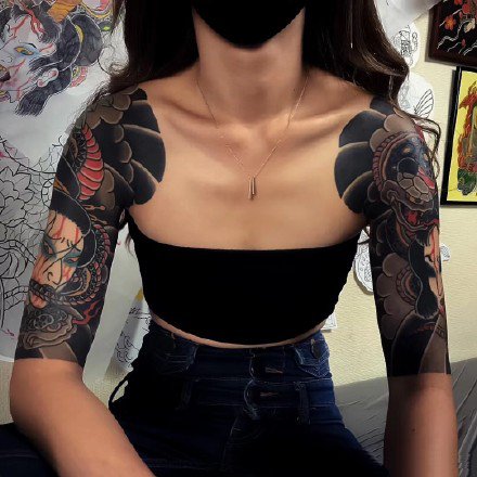 点击大图看下一张：霸气半甲纹身-日式女性性感霸气的半甲纹身图片