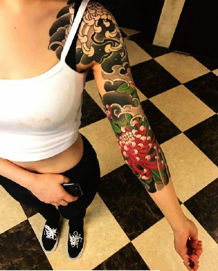 点击大图看下一张：霸气半甲纹身-日式女性性感霸气的半甲纹身图片