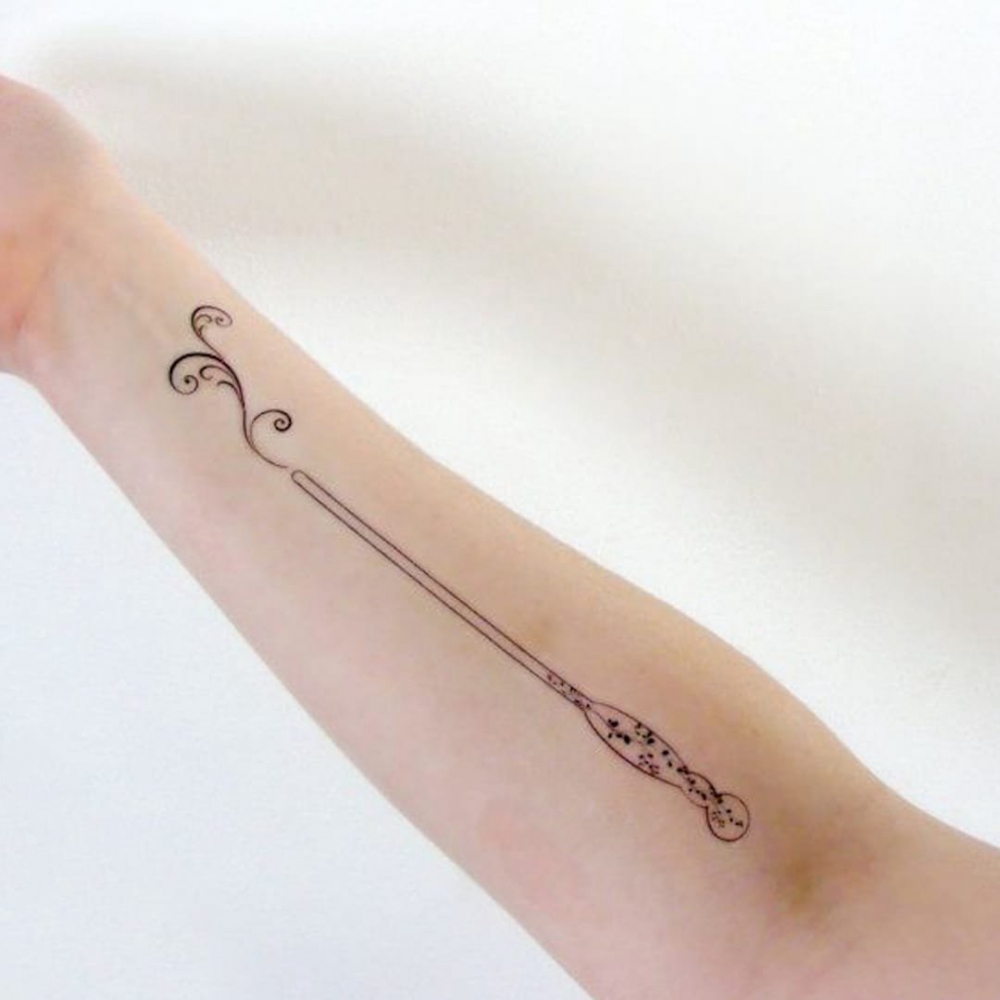 点击大图看下一张：欧美纹身图片-欧美被哈利波特的魔杖施加魔法的纹身图案