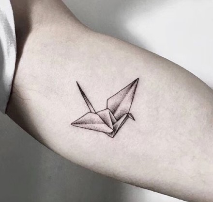 点击大图看下一张：千纸鹤纹身图案-听说折满一千个千纸鹤可以实现愿望的纹身图片