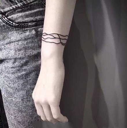 点击大图看下一张：手臂纹身图案-黑丝线条缠绕在手上的手环纹身图片