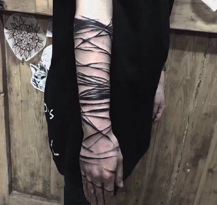点击大图看下一张：手臂纹身图案-黑丝线条缠绕在手上的手环纹身图片