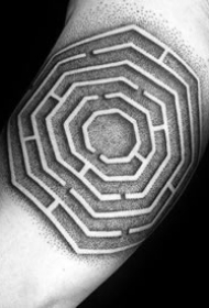 黑灰迷宫纹身_10张黑灰色的迷宫纹身图案作品欣赏