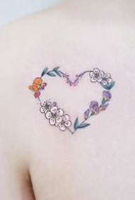 爱心小纹身--一组花花草草组成的心形小清新纹身图案
