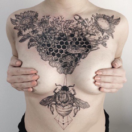 点击大图看下一张：花胸纹身图案-9张好看的花胸纹身图片