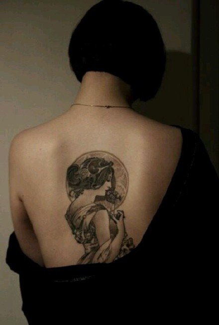 点击大图看下一张：女人系列纹身图案-9张艺术价值很高的女人纹身图片