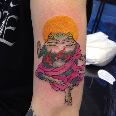 点击大图看下一张：日式小青蛙纹身图案-9张可爱的日式小青蛙纹身图片
