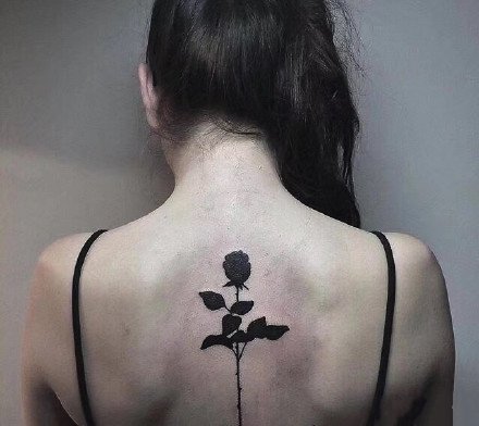 点击大图看下一张：黑色玫瑰花纹身图案-9张黑色的玫瑰花纹身图片