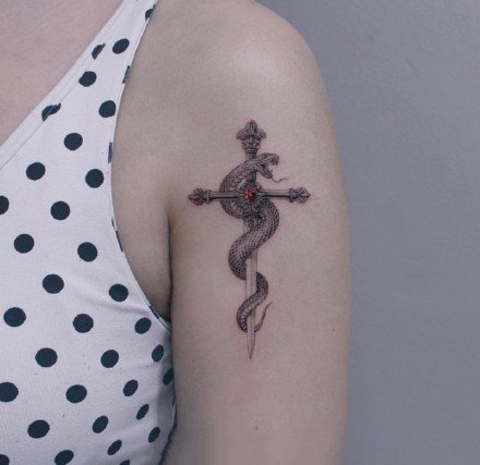 点击大图看下一张：女生手臂纹身--9张一组女生手臂上的漂亮纹身图案欣赏
