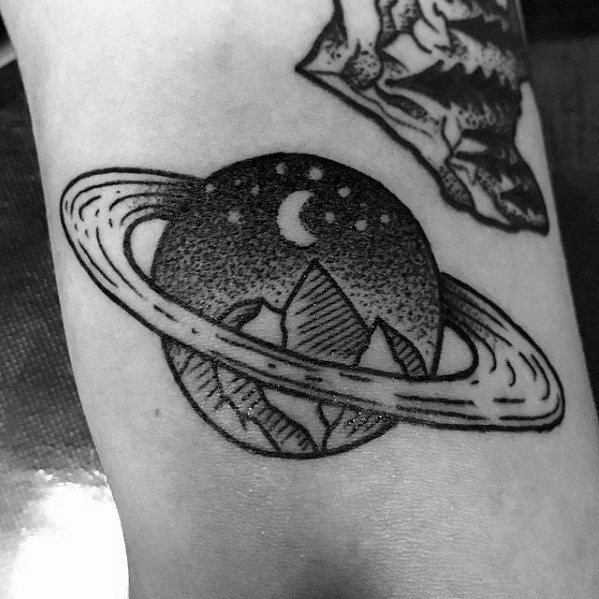 点击大图看下一张：星球主题纹身--9张星球主题的黑灰色星球纹身作品图片欣赏