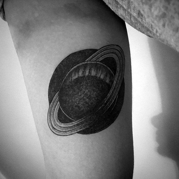 点击大图看下一张：星球主题纹身--9张星球主题的黑灰色星球纹身作品图片欣赏