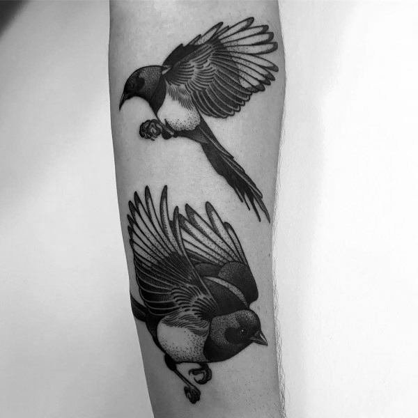 点击大图看下一张：喜鹊纹身--11张男士各部位的黑色喜鹊纹身图案